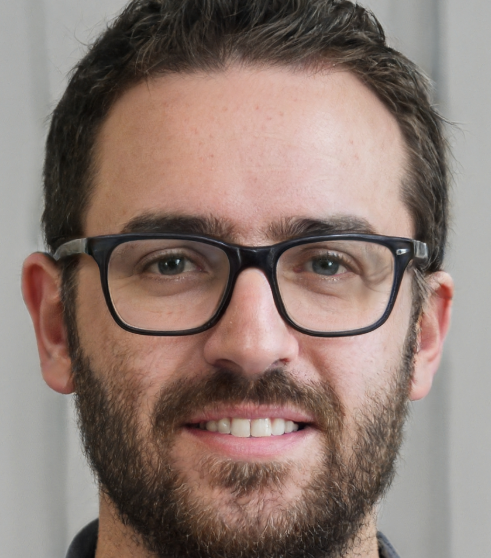 <em><strong>Javier Lázaro</strong></em>